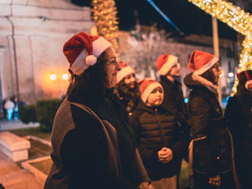 In piazza Rossetti l'esibizione del coro in lingua dei segni