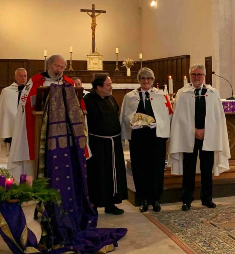 Cinzia corti consegna una sua opera a Padre Nicola Galasso