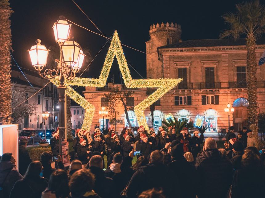 In piazza Rossetti l'esibizione del coro in lingua dei segni