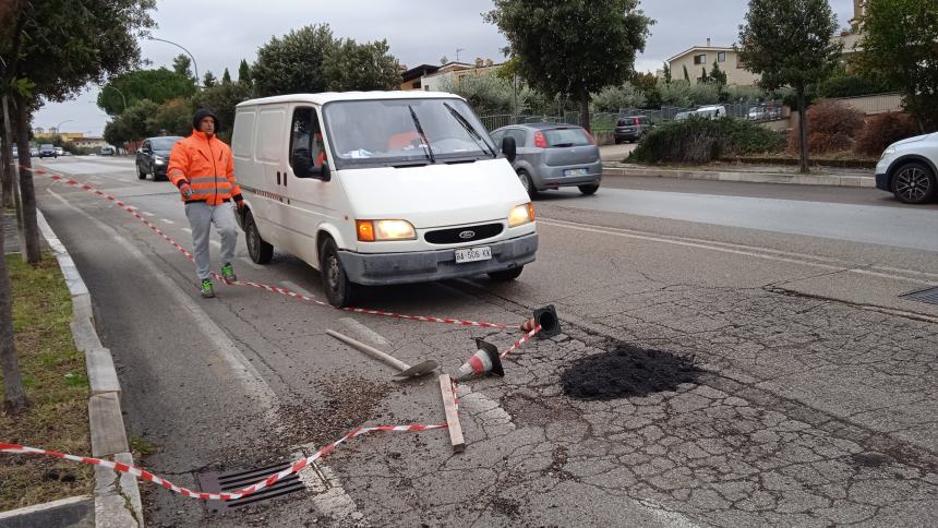 Con l'auto in un cratere sulla Histoniense, spaccata ruota e cerchio