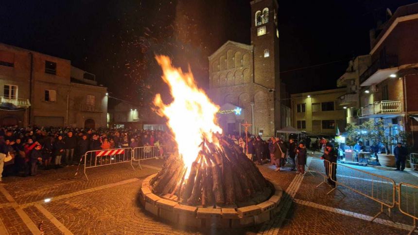 In tanti a San Salvo per il fuoco di San Tommaso e l'arrivo delle reliquie di San Vitale