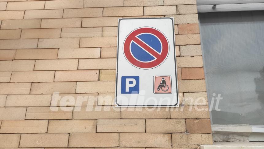 Parcheggi riservati ai disabili, Giorgetta: "Arrivano catene e lucchetti per garantire l'accesso"