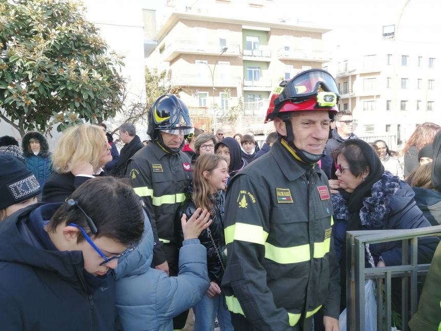 Con l'autoscala l'omaggio alla Madonna dai Vigili del fuoco: in dono due mazzi di fiori