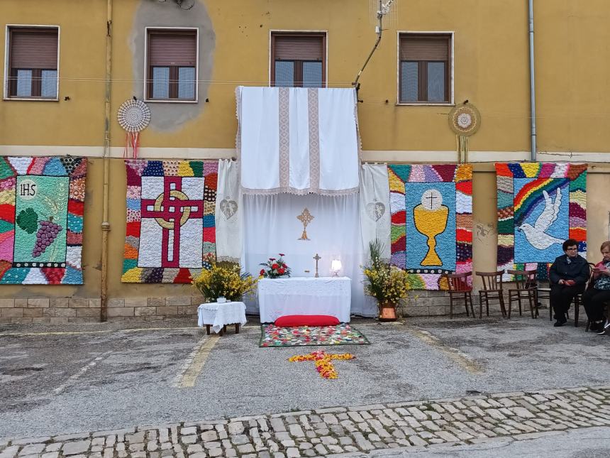 Il Natale mette in moto il gruppo "uncinettaie" di Piano San Giovanni