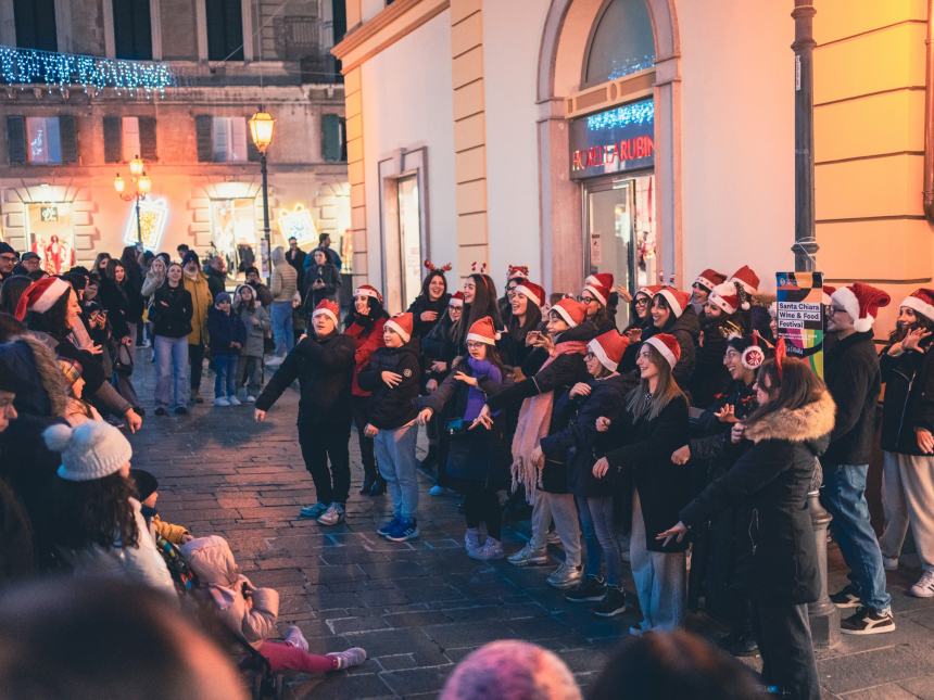 In piazza Rossetti l'esibizione del coro in lingua dei segni