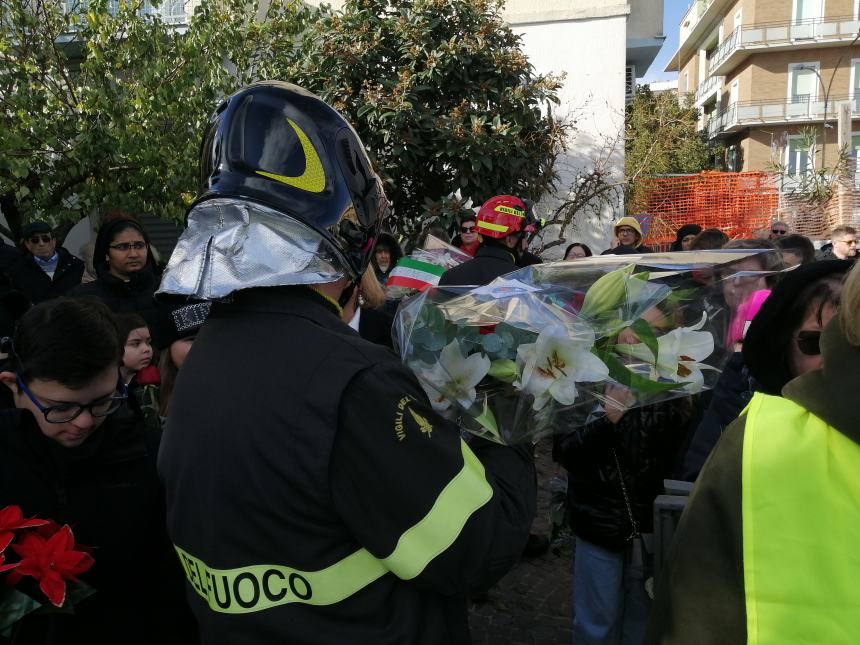 Con l'autoscala l'omaggio alla Madonna dai Vigili del fuoco: in dono due mazzi di fiori