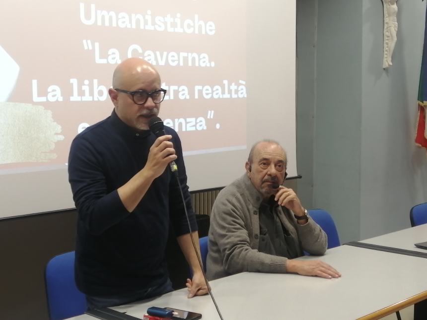 Vauro incontra il Pantini-Pudente: "Pace è utopia? Non servono muri ma lavoro e socialità" 