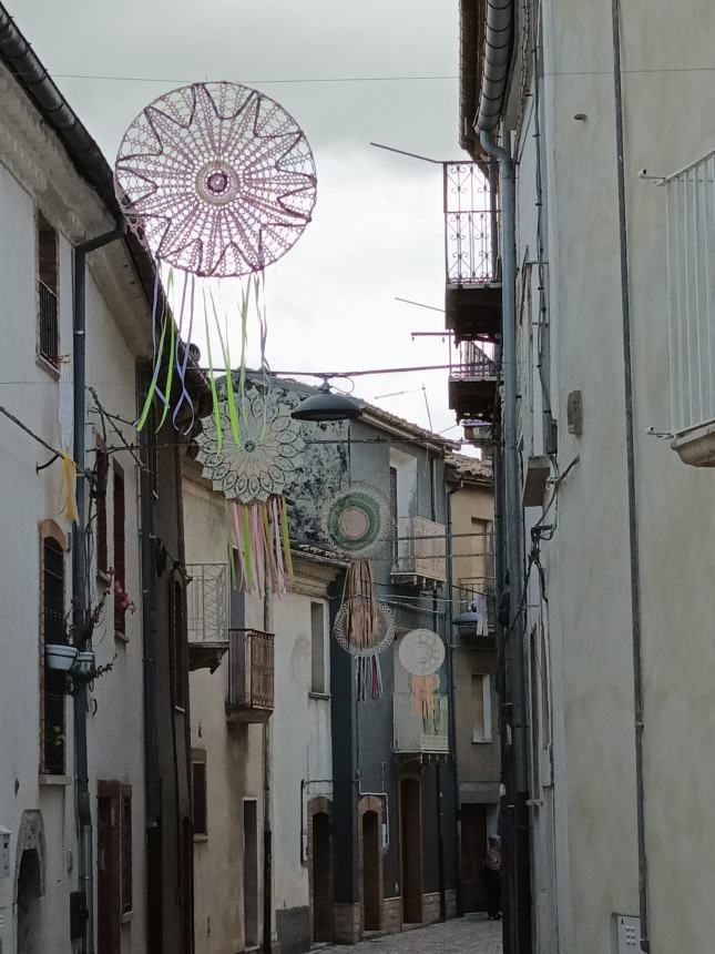 Il Natale mette in moto il gruppo "uncinettaie" di Piano San Giovanni