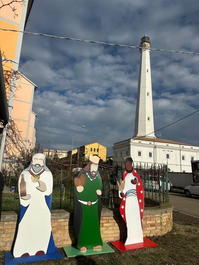 A Punta Penna il presepe di un anonimo spunta sotto la pensilina accanto al faro