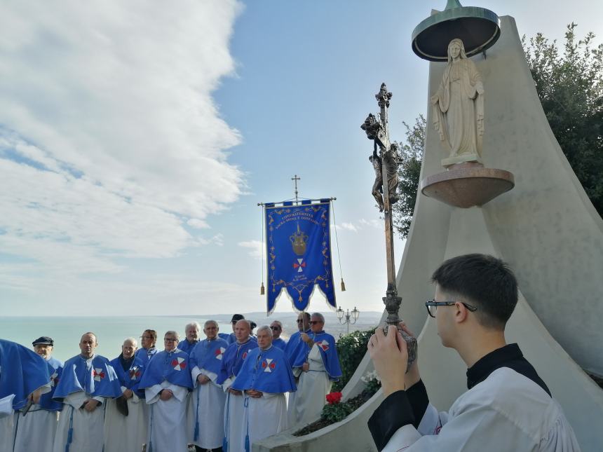 Con l'autoscala l'omaggio alla Madonna dai Vigili del fuoco: in dono due mazzi di fiori