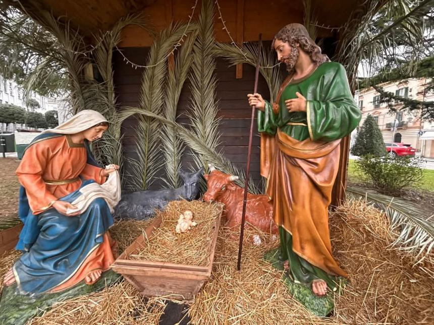 In Piazza Rossetti deposto il bambinello nel Presepe