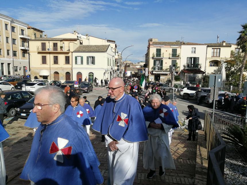 Con l'autoscala l'omaggio alla Madonna dai Vigili del fuoco: in dono due mazzi di fiori