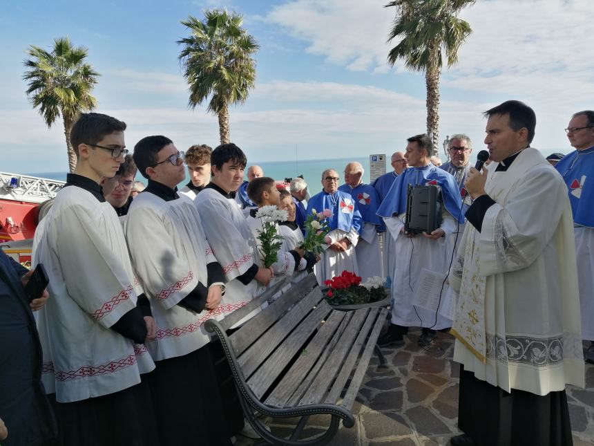 Con l'autoscala l'omaggio alla Madonna dai Vigili del fuoco: in dono due mazzi di fiori