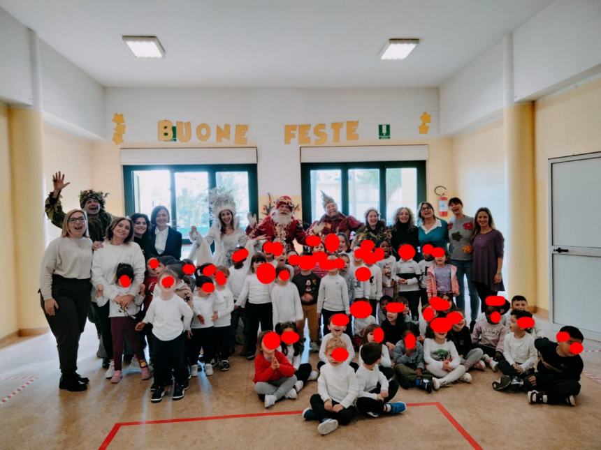 Babbo Natale, gli elfi e la Regina delle nevi: auguri di Natale alle scuole vastesi