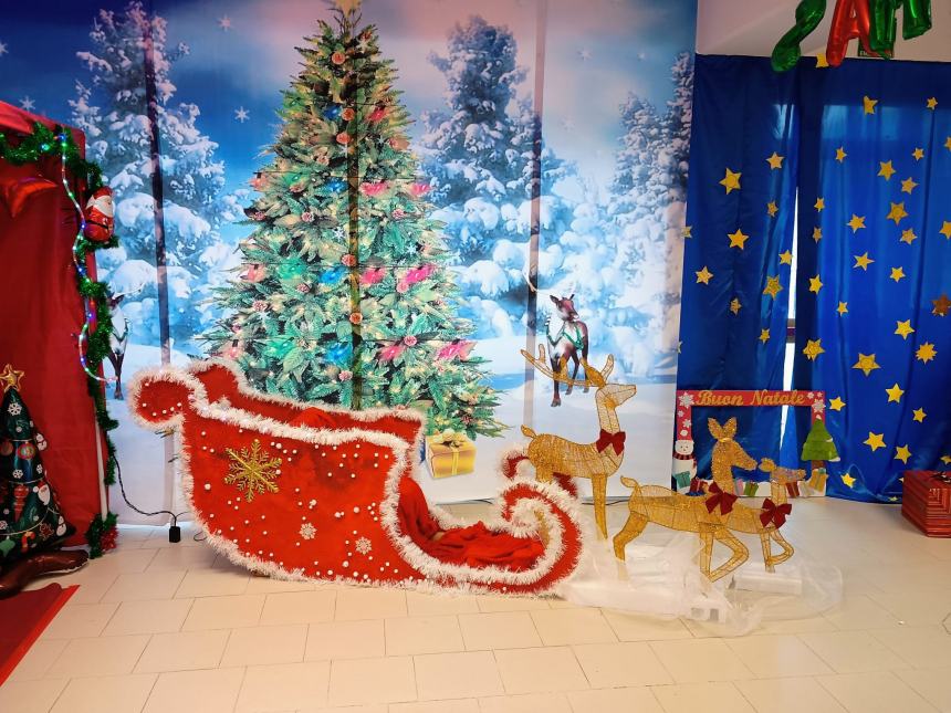 La casa di Babbo Natale dei bimbi dell'infanzia di via Cina