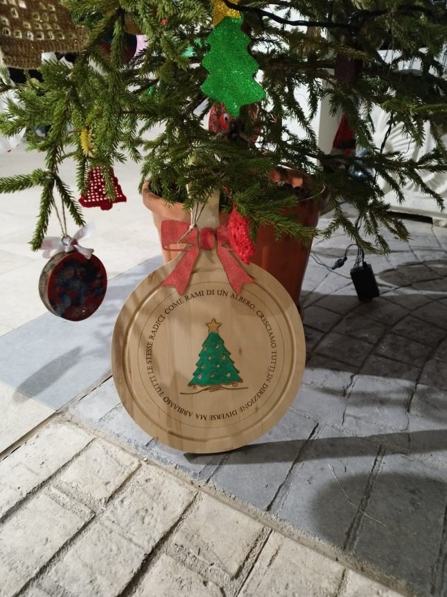 Addobbato l'albero di Natale dell'integrazione