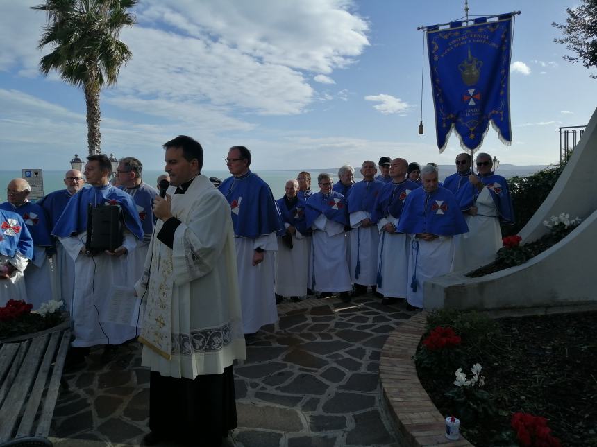 Con l'autoscala l'omaggio alla Madonna dai Vigili del fuoco: in dono due mazzi di fiori