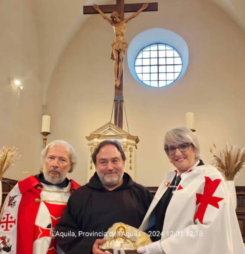 Cinzia corti consegna una sua opera a Padre Nicola Galasso