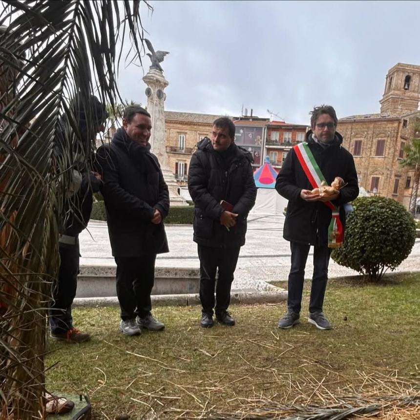 In Piazza Rossetti deposto il bambinello nel Presepe