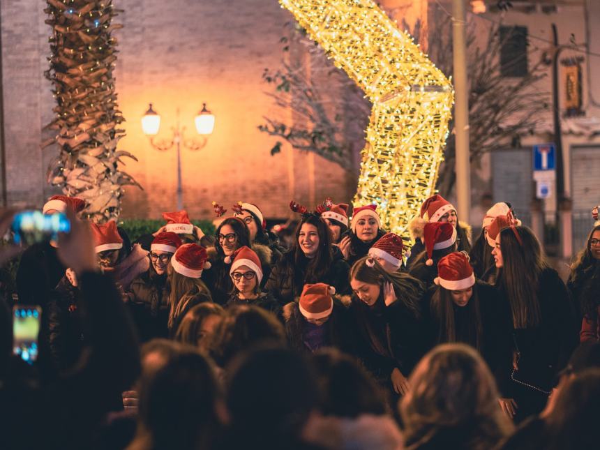 In piazza Rossetti l'esibizione del coro in lingua dei segni