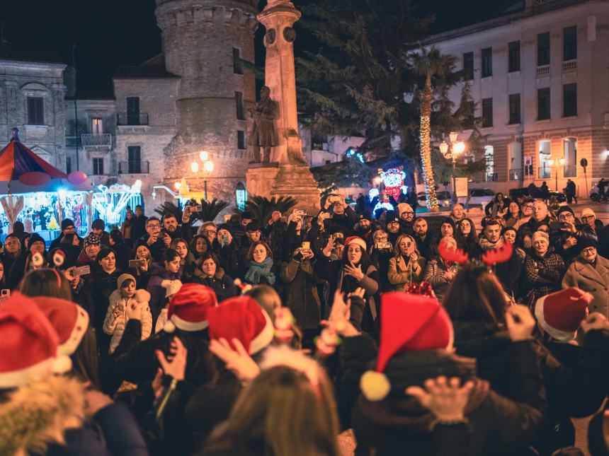 In piazza Rossetti l'esibizione del coro in lingua dei segni