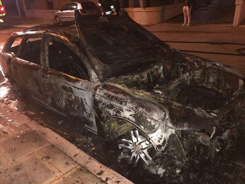 Audi distrutta dalle fiamme in Via Liquirizia