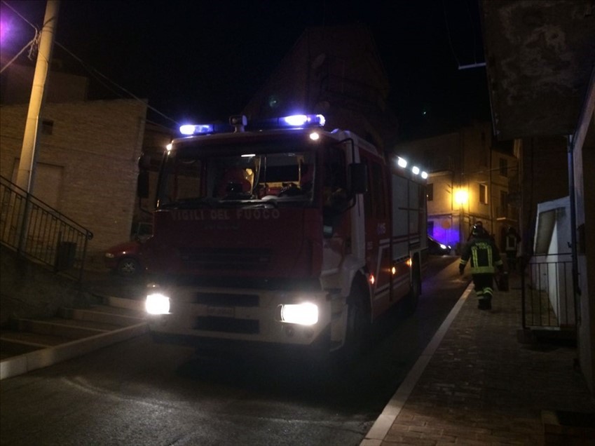 Abitazione in fiamme a Monteodorisio, Vigili del fuoco a lavoro