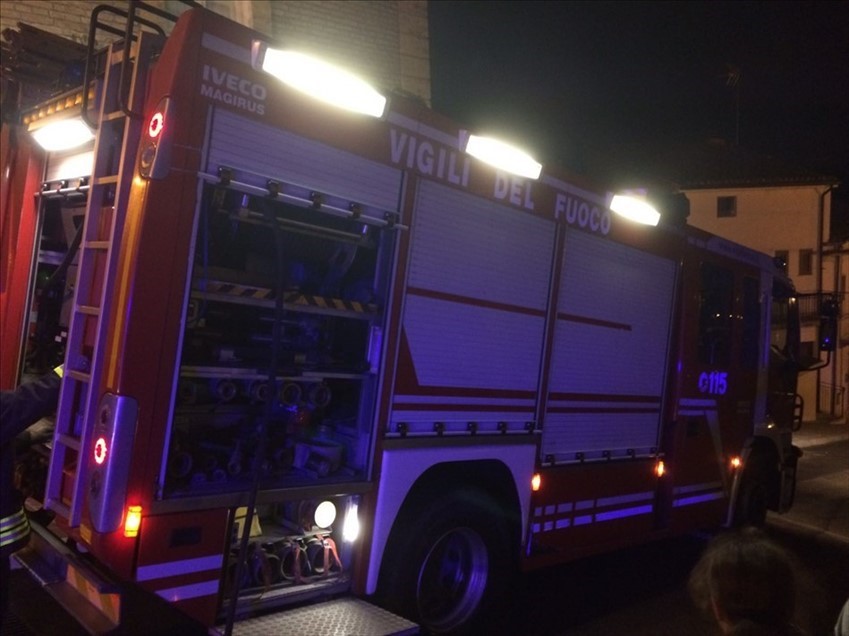 Abitazione in fiamme a Monteodorisio, Vigili del fuoco a lavoro