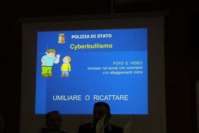 Cyberbullismo, lectio magistralis al ‘Mattioli’: “No al cimitero digitale”