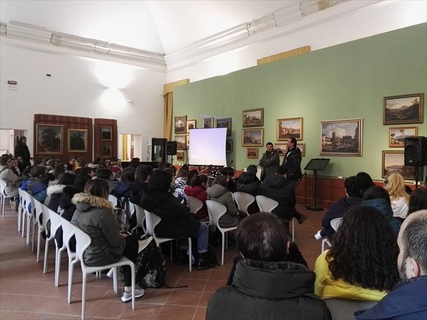 A Palazzo d'Avalos studenti vastesi a lezione con lo scultore Felice Tagliaferri