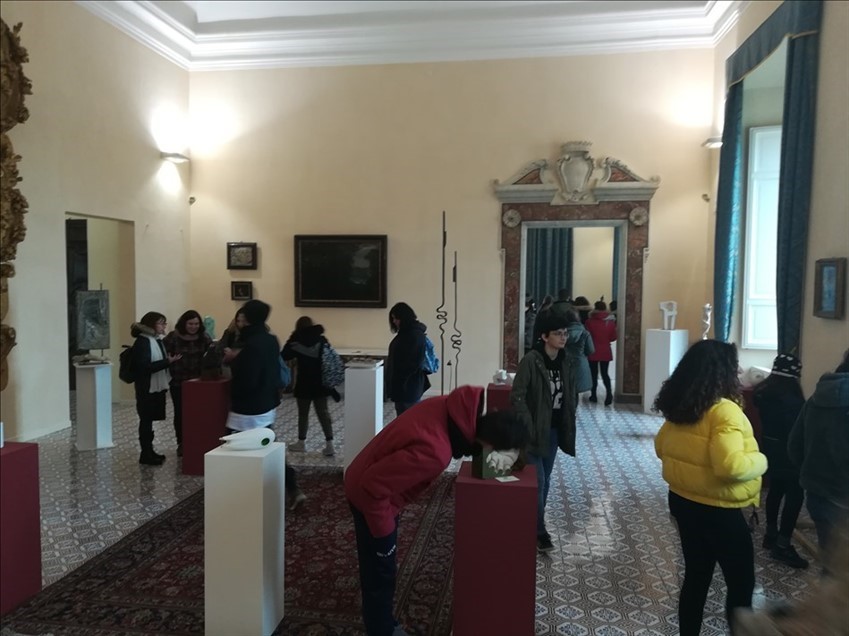 A Palazzo d'Avalos studenti vastesi a lezione con lo scultore Felice Tagliaferri