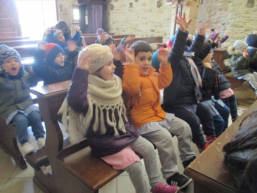 Bambini della "S. Smerilli" in visita presso la chiesetta di Sant'Antonio Abate