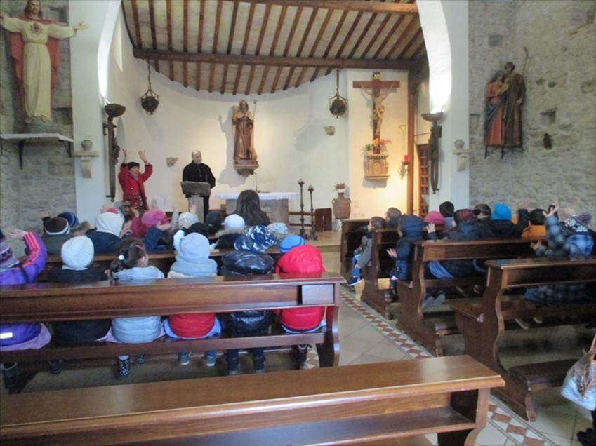 Bambini della "S. Smerilli" in visita presso la chiesetta di Sant'Antonio Abate