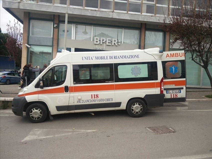 L'ambulanza del 118 davanti alla BPER di Via Tobruk