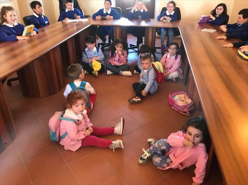 I bambini della scuola di Casalanguida in visita in Municipio