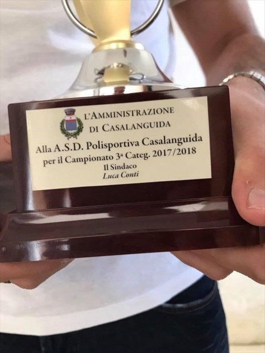 Il Casalanguida ha ricevuto una coppa da parte dell'amministrazione per la vittoria del campionato