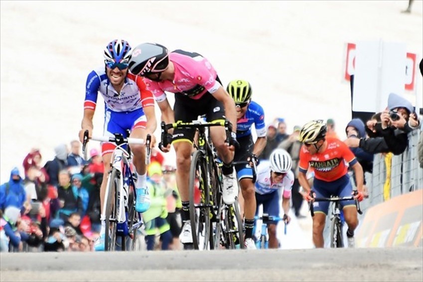 Giro d'Italia, Simon Yates domina sul Gran Sasso