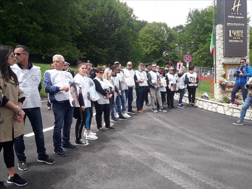 Il Giro d'Italia ricorda le vittime di Rigopiano