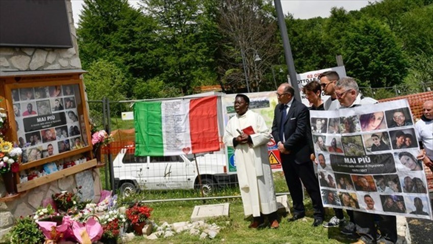 Il Giro d'Italia ricorda le vittime di Rigopiano
