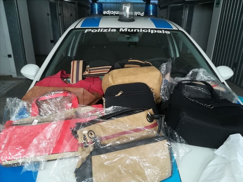 La Polizia Municipale sequestra merce contraffatta e venduta abusivamente a Vasto Marina