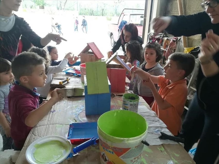 Eco schools: bimbi, nonni e genitori abbelliscono la Scuola dell'Incoronata riciclando