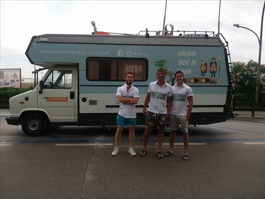 In giro per l'Italia con il Kayak, Giulio e Lorenzo Valli: "Il golfo di Vasto è bellissimo"