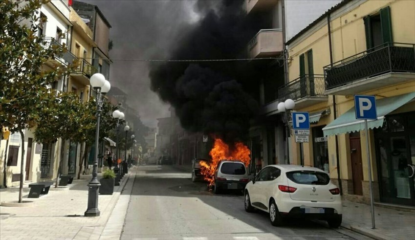 Auto in fiamme su via Roma