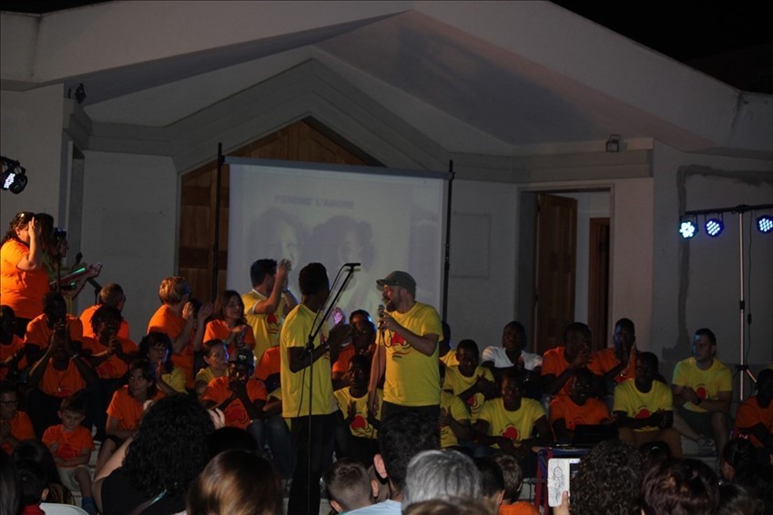 Il coro composto dai volontari Gerico e dagli ospiti del centro di accoglienza Matrix