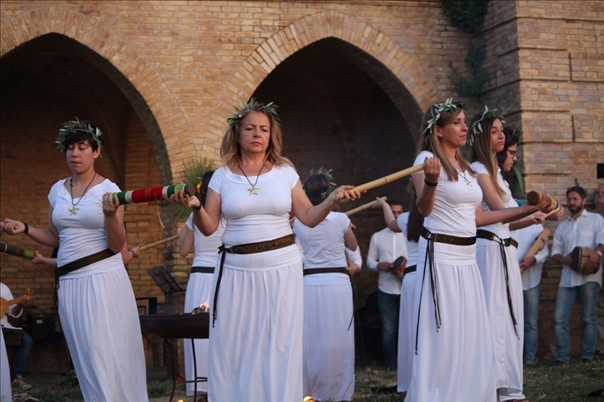 Nel giorno del Solstizio d'Estate a Punta Penna il coro Polifonico Stella Maris dà il benvenuto all'estate con una cerimonia suggestiva