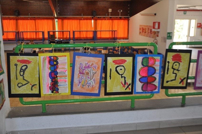 Mostra di pittura con i quadri realizzati dai bambini della Scuola dell’Infanzia di via Cina