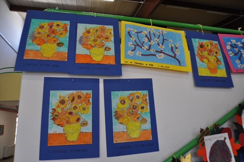 Mostra di pittura con i quadri realizzati dai bambini della Scuola dell’Infanzia di via Cina