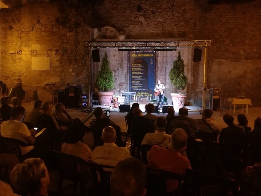 In tanti al primo concerto della X Rassegna Musicale di Via Adriatica: apre Thom Chacon