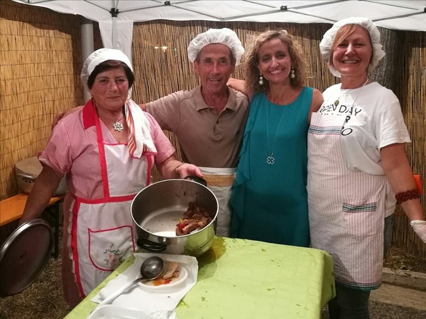 Il sindaco Tiziana Magnacca con i vincitori di Celenza sul Trigno per La Pecorara