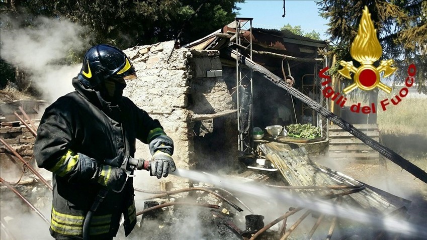 Montagano, baracca prende fuoco: intervento dei Vigili del fuoco